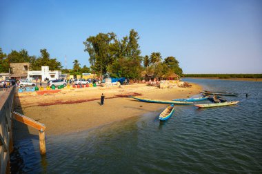 Joal Fadiouth, Senegal - 27 Şubat 2023: Joal Fadiouth, eşsiz bir kabuk adasındaki pitoresk bir Senegal köyü, canlı toplum yaşamını sakin doğal manzaralarla harmanlıyor..