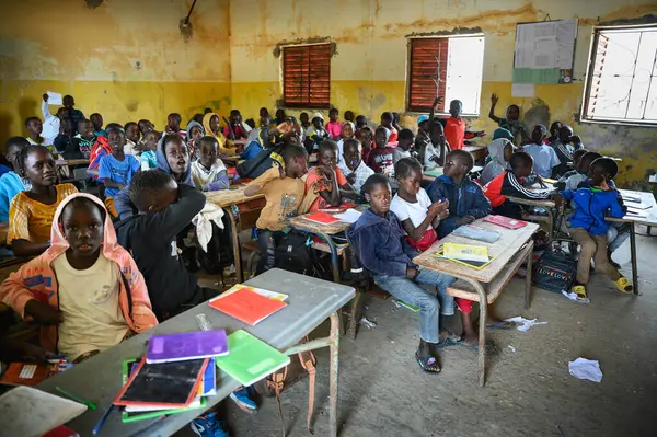 Joal Fadiouth, Senegal - 27 Şubat 2023: Afrikalı çocuklar bir ilkokul sınıfında masalarında oturuyorlar.