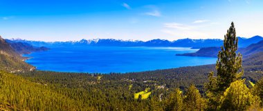 Arka planda ormanları ve karlı Sierra Nevada Dağları olan Tahoe Gölü 'nün hava manzarası..