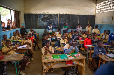 Joal Fadiouth, Senegal - 27 Şubat 2023: Afrikalı çocuklar bir ilkokul sınıfında masalarında oturuyorlar.
