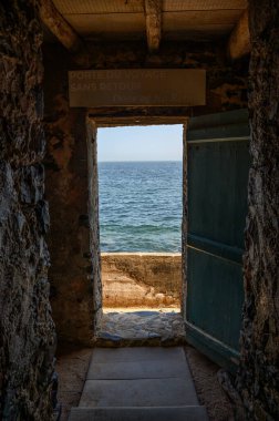 Goree, Senegal - 01 Mart 2023 Köleler Evi 'nin içinden, Senegal' in köle ticareti sembolü olan Goree Adası 'ndaki Atlantik Okyanusu' na açılan ikonik Dönüşü Olmayan Kapı 'yı yakalayın..