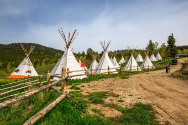 Moran, Wyoming, ABD - 8 Haziran 2022: Grand Teton Ulusal Parkı 'ndaki Buffalo Vadisi Çiftliği' ndeki geleneksel Amerikan Yerlileri kamp alanı.