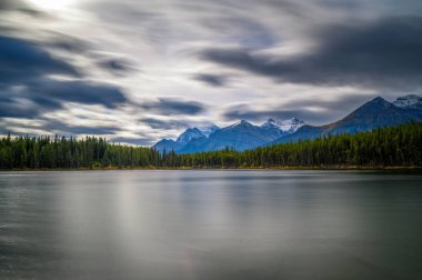 Herbert Gölü, Banff Ulusal Parkı, Alberta, Kanada 'daki Icefields Parkway' in yol kenarında. Uzun pozlama.