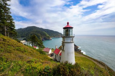 Heceta Baş Feneri Oregon sahili boyunca yer alıyor. Pasifik Okyanusu ve çevresini saran manzaraları sunan engebeli bir uçurumun tepesine kurulmuş fevkalade görsel ve tarihi bir fenerdir..