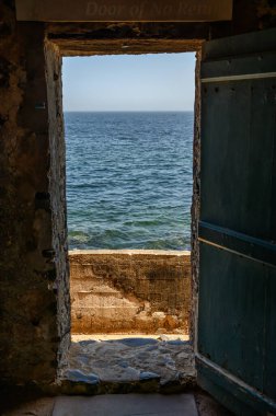 Goree, Senegal - 01 Mart 2023 Köleler Evi 'nin içinden, Senegal, Goree Adası' ndaki Atlantik Okyanusu 'na açılan ikonik' Dönüşü Olmayan Kapı 'yı yakalayın..