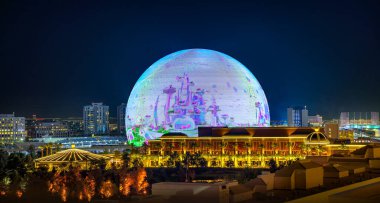 Las Vegas, Nevada, ABD - 10 Kasım 2023: gece Las Vegas 'ta MSG Sphere. Küre, eşsiz bir görsel deneyim için 1,2 milyon ışıklı LED ışıktan oluşan modern bir eğlence mekanıdır..