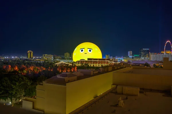 Las Vegas, Nevada, ABD - 10 Kasım 2023: gece Las Vegas 'ta MSG Sphere. Küre, eşsiz bir görsel deneyim için 1,2 milyon ışıklı LED ışıktan oluşan modern bir eğlence mekanıdır..