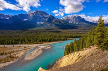 Banff Ulusal Parkı, Kanada 'daki Icefields Parkway boyunca uzanan bir nehrin manzarası.