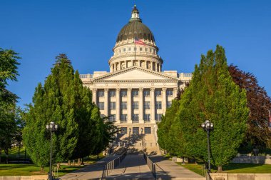 Utah Eyalet Kongre Binası güneşli bir günde Salt Lake City, UT 'de. Başkent, Başkent Tepesi 'nde yer alan Utah Eyaleti Kongre Binası' nın ana binasıdır..