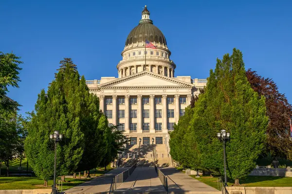 Utah Eyalet Kongre Binası güneşli bir günde Salt Lake City, UT 'de. Başkent, Başkent Tepesi 'nde yer alan Utah Eyaleti Kongre Binası' nın ana binasıdır..