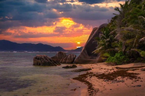 Pôr Sol Colorido Sobre Anse Fonte Praia Espaçosa Ilha Digue Fotografias De Stock Royalty-Free