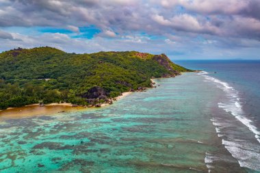 Anse Source DArgent plajı, La Digue Adası, Seyşeller, palmiye ağaçları ve muhteşem granit kaya oluşumları..