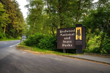 Redwood Ulusal ve State Parksin California, ABD 'nin girişine hoş geldiniz tabelası.