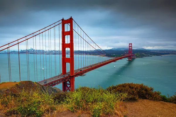 Golden Gate Bridge Dia Nublado Com Horizonte Cidade São Francisco Fotografias De Stock Royalty-Free