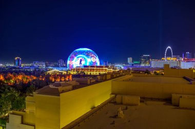 Las Vegas, Nevada, ABD - 10 Kasım 2023: gece Las Vegas 'ta MSG Sphere. Küre, eşsiz bir görsel deneyim için 1,2 milyon ışıklı LED ışıktan oluşan modern bir eğlence mekanıdır..