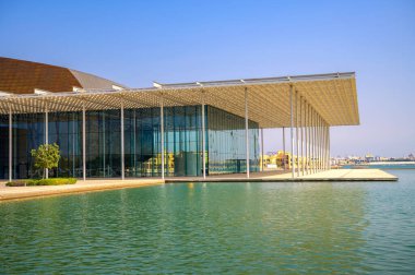 Manama, Bahreyn - 24 Aralık 2023 Bahreyn Ulusal Tiyatrosu yansıtıcı havuzu ve modern mimarisi olan dış mekan. Burası Orta Doğu 'daki en büyük üçüncü tiyatro..