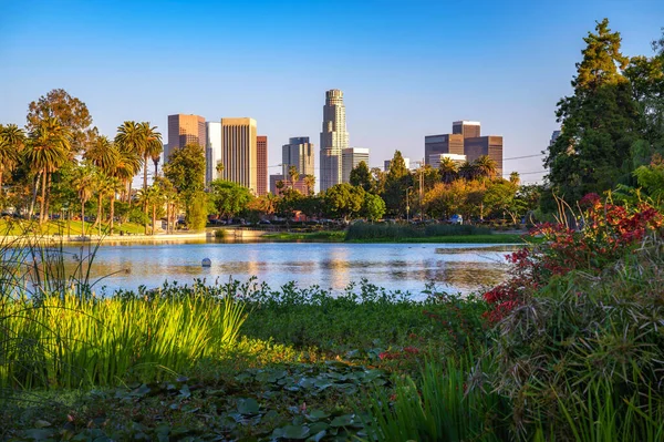 Kaliforniya şehir merkezinde Echo Lake Park 'tan gün batımında Los Angeles' ın silüeti.