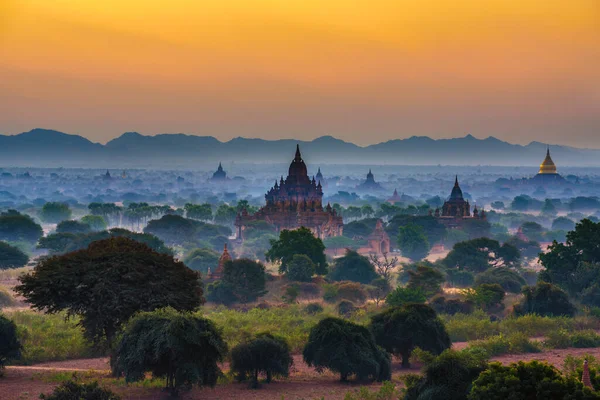 Sunrise Ancient Temples Bagan Distant Mountains Shrouding Horizon Myanmar Bagan — Stock Photo, Image