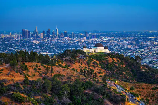 格里菲斯天文台和洛杉矶天际线在日落后从格里菲斯公园拍摄 图库照片