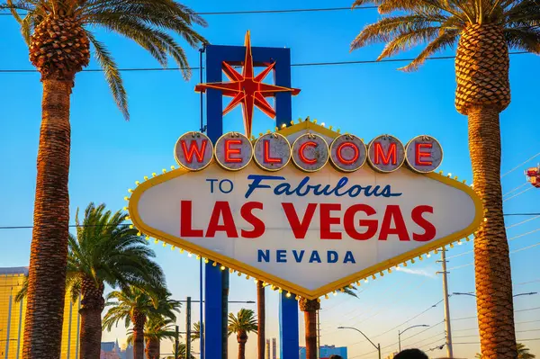 Iconique Bienvenue Fabuleux Las Vegas Nevada Signe Avec Des Palmiers Images De Stock Libres De Droits