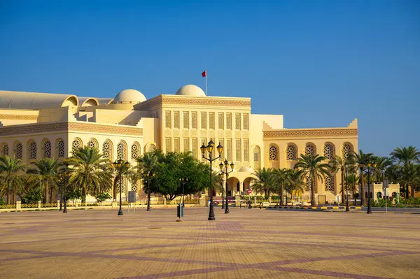 Isa Cultural Centre Plaza Manama Bahrain Palm Trees 它包括 例如历史文献中心 免版税图库照片