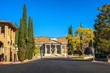 Kingman, Arizona, ABD - 4 Kasım 2023: Kingman, Arizona çevresindeki yeşillik ile Mohave County Adliyesi ve Hapishanesi.