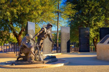 Phoenix, Arizona, ABD - 06 Kasım 2023: Vietnam Savaşı Anıtı Jasper DAmbrosi 'nin Düşmüş Savaşçı heykeli