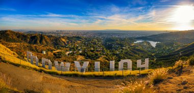 Hollywood, California, ABD - 13 Kasım 2023: Santa Monica Dağları 'ndaki Los Angeles' a bakan ikonik Hollywood tabelası gün batımında izlendi.