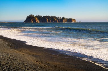 Washington 'da deniz yığınları olan Rialto Sahili. Rialto Plajı, Olimpik Ulusal Parkı 'nda yer almaktadır ve Quileute Kabileleri' nin konutu La Push 'un kuzeyindedir..