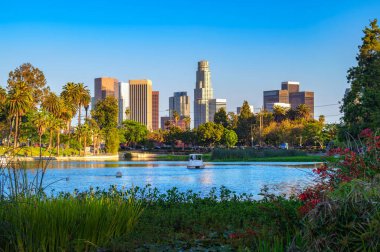 Kaliforniya şehir merkezinde Echo Lake Park 'tan gün batımında Los Angeles' ın silüeti.