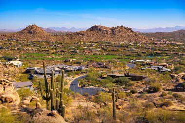 Scottsdale, Arizona 'daki Pinnacle Tepesi' nden izlemiş. Pinnacle Peak Park, Phoenix, Arizona yakınlarında bulunan ve granit zirvesi ve manzaralı yürüyüş yollarıyla bilinen 150 dönümlük bir çöl parkı..