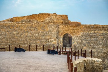 Qalat al-Bahreyn Manama 'daki UNESCO Dünya Mirası Alanı, Bahreyn Kalesi veya Portekiz Kalesi olarak da bilinir, antik taş duvarlar ve toplar sergilenmektedir..