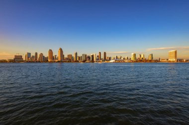 San Diego silueti, güneş batarken körfezin karşısındaki Coronado Adası 'ndan izlendi.