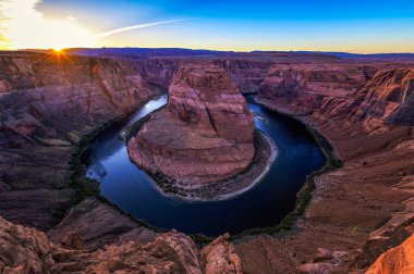 Arizona eyaletinin Coconino ilçesinde Horseshoe Bend ve Colorado nehri üzerinde gün batımı