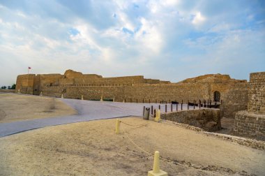 Qalat al-Bahreyn Manama 'daki UNESCO Dünya Mirası Alanı, Bahreyn Kalesi veya Portekiz Kalesi olarak da bilinir, antik taş tahkimatları ve geniş bir avlu sergilenmektedir..