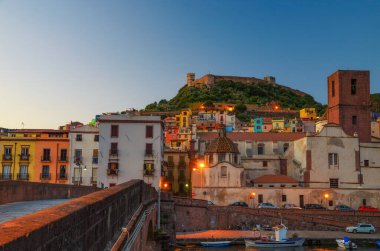 bosa ve günbatımı, oristano, Sardunya, İtalya vasıl 1112 malaspina marquis tarafından inşa edilen eski kale İlçesi.