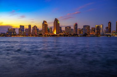 San Diego üzerinde gün batımı manzarası Coronado Adası 'ndan.