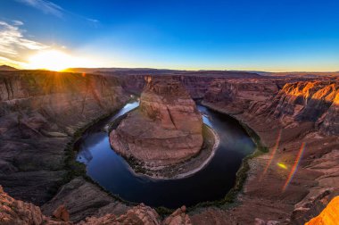 Arizona eyaletinin Coconino ilçesinde Horseshoe Bend ve Colorado nehri üzerinde gün batımı