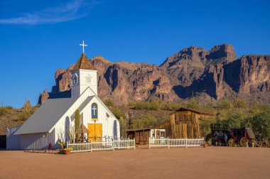 Elvis Anıt Şapeli, Apache Junction, Arizona 'daki Batıl inançlı dağların zeminine karşı duruyor. Çöl manzarasında tarihi bir cazibe sergiliyor..