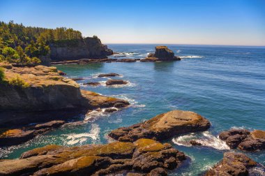 Washington, Cape Flattery 'deki kayalık kıyı şeridi ve berrak mavi okyanus suları. Cape Pohpohlama, Amerika Birleşik Devletleri 'nin en kuzeybatı noktasıdır..