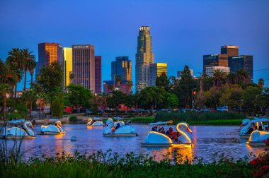 Los Angeles, Kaliforniya, ABD - 21 Haziran 2023: Echo Park 'tan gün batımında Los Angeles şehrinin ufuk çizgisi.