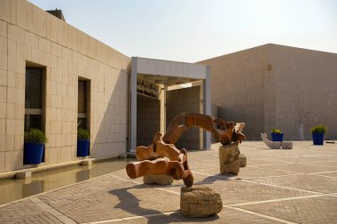 Manama, Bahreyn - 24 Aralık 2023: Manama Bahreyn Ulusal Müzesi 'nin bahçesinde modern heykeller, taş elementler ve saksı bitkileri sergilenmektedir..