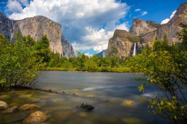 Yosemite Vadisi 'ne dökülen BridalVeil, Yosemite Ulusal Parkı' ndaki Merced Nehri 'nin önünde. Uzun Pozlandırma.