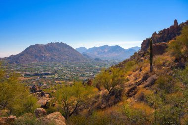 Scottsdale ve çevresindeki dağların Arizona çölündeki Pinnacle Tepesi Patikası manzarası.