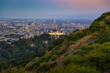 Hollywood ve Los Angeles şehir manzaralı aydınlık Griffith Gözlemevi 'nin günbatımı manzarası.
