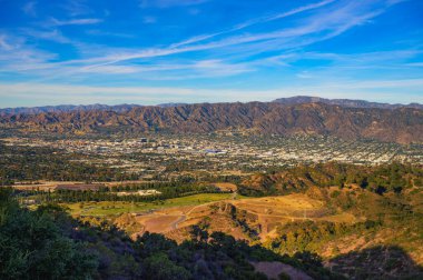 Burbank, California 'nın havadan görünüşü. Lee gün batımında, arka planda Verdugo Dağları