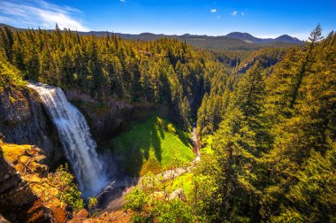ABD 'nin Oregon eyaletindeki Cascade Range' de Salt Creek Şelalesi 'nin geniş bir manzarası var. Oregon 'daki en yüksek ikinci şelaledir ve 286 feet yüksekliktedir..