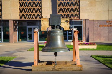 Phoenix, Arizona, ABD - 06 Kasım 2023: Phoenix 'teki Arizona State Capitol binasının önünde tam ölçekli Özgürlük Çanı kopyası sergilendi.