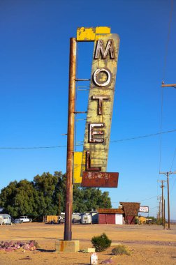 Newberry Springs, California, ABD - 4 Kasım 2023: Newberry Springs, Kaliforniya 'daki tarihi Bağdat Cafe' nin yanındaki eski motel tabelası