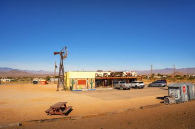 Kingman, Arizona, ABD - Kasım 04, 2023 Kingman, Arizona yakınlarındaki Route 66 'da Rustik yol kenarı bar ve karavan parkı, piknik masası, çöl çevresi ve Hualapai Dağları manzarası.